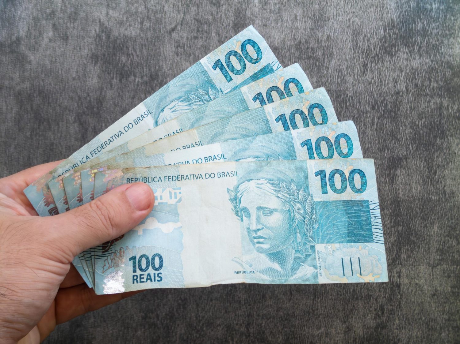 Quem tem direito ao 13º salário? Veja as regras para 2026