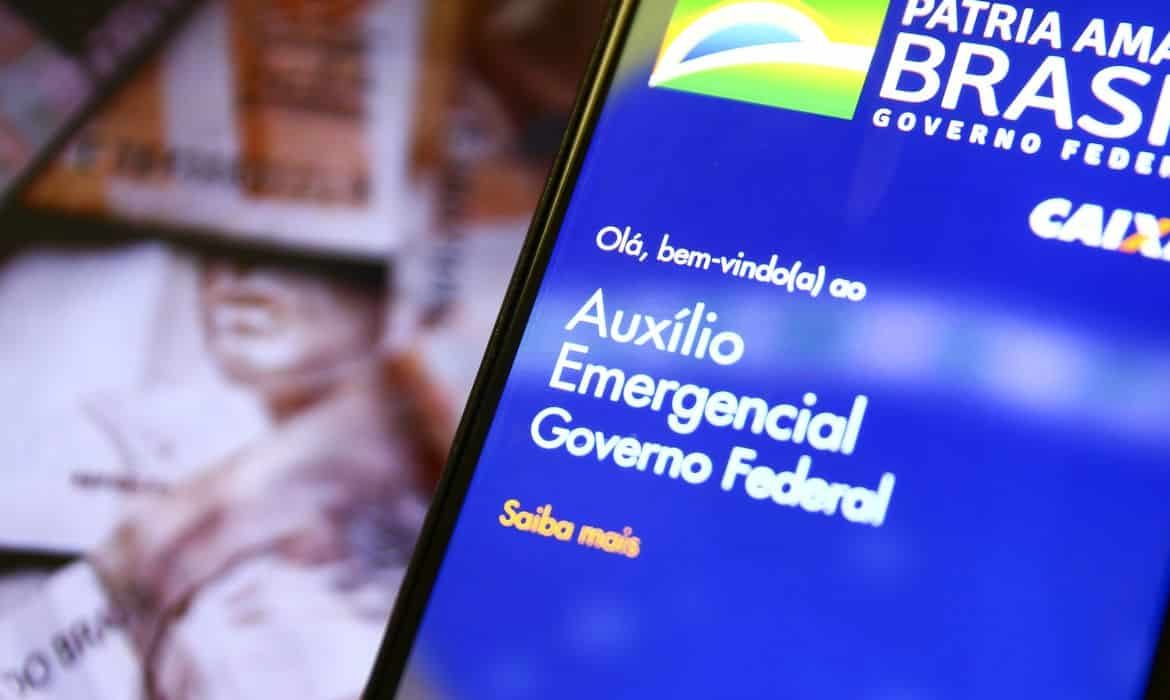 Trabalhadores nascidos em outubro podem sacar auxílio emergencial
