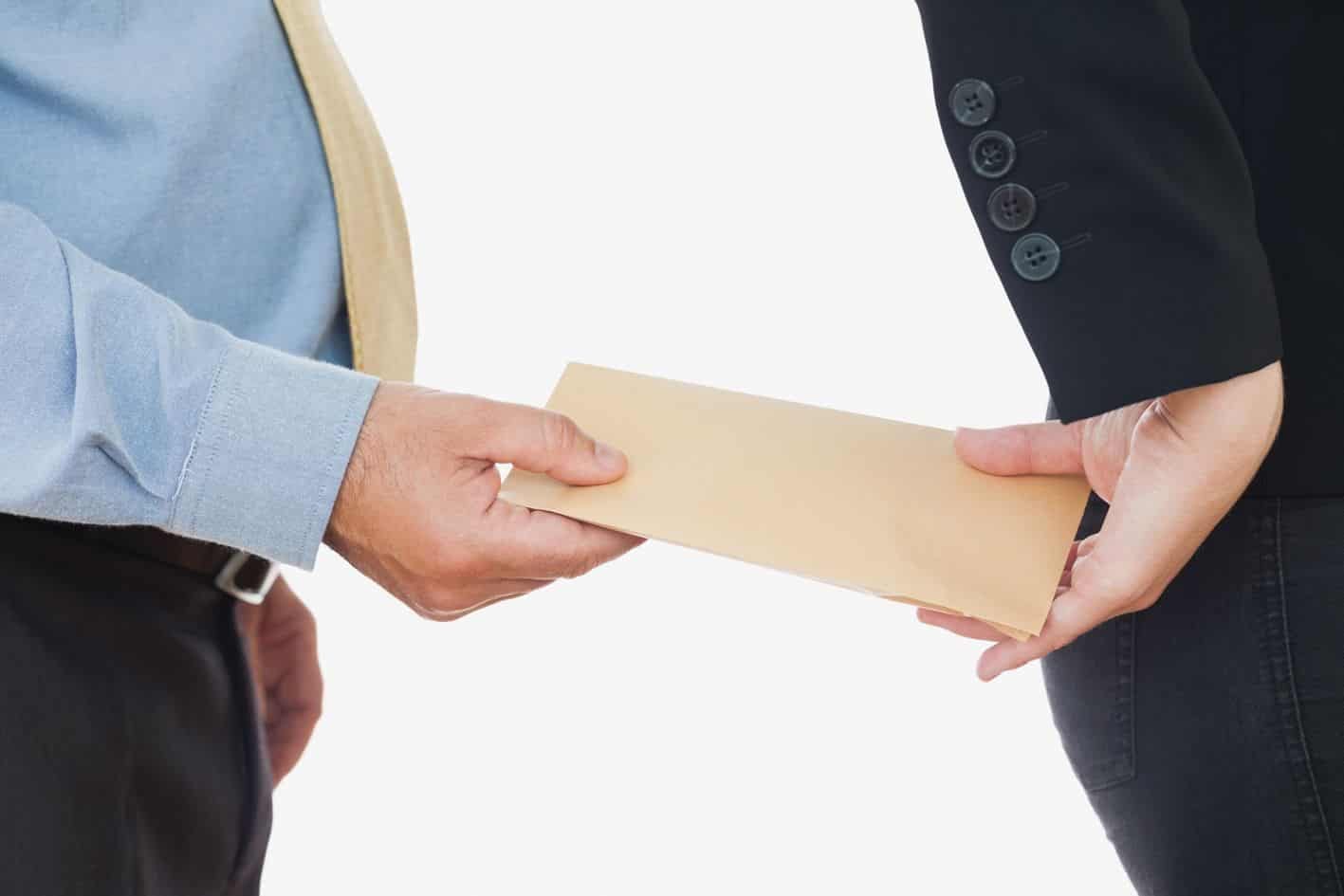 Consequências de ter um salário na carteira e receber outro “por fora”