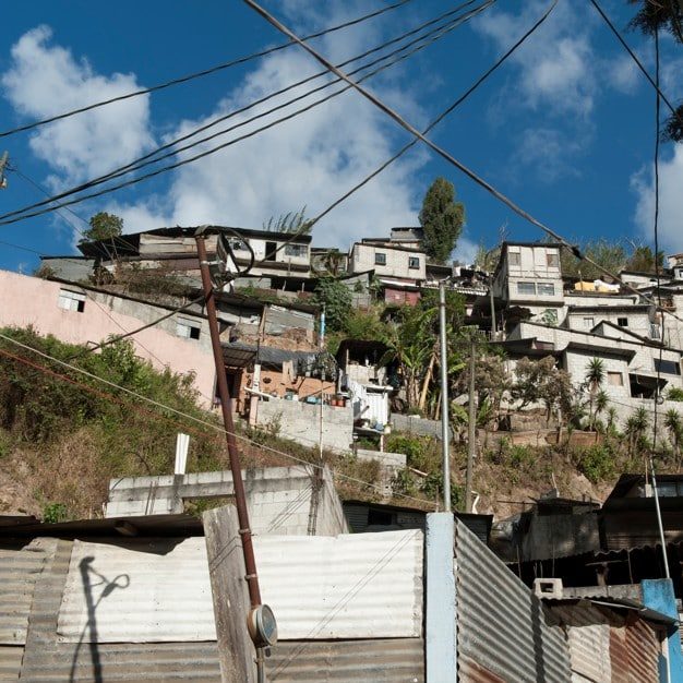 Pobreza atinge 22% dos brasileiros que vivem com mais de 6 pessoas