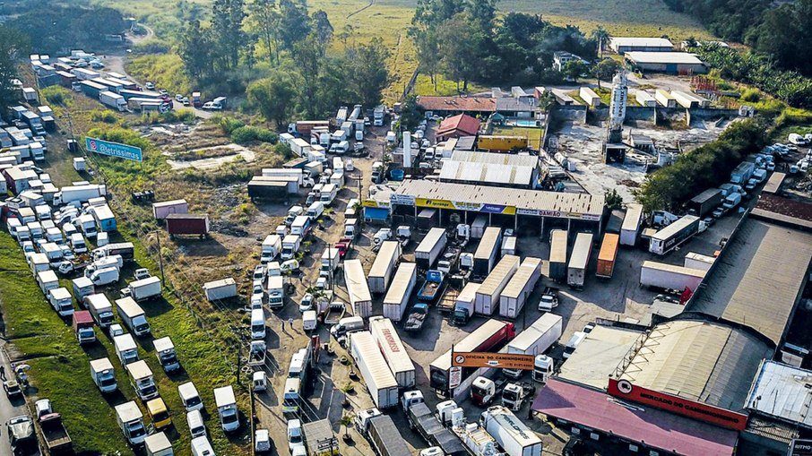 Greve dos caminhoneiros começa nesta terça-feira (07)