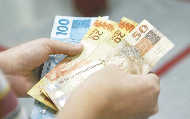 Primeira parcela do 13º salário deve ser paga até o final do mês
