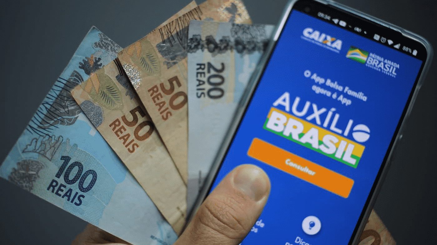Auxílio Brasil paga R$ 400 para 5 grupos nessa semana, quem recebe