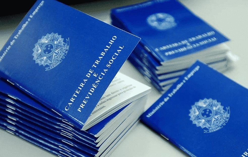 Emprego: várias empresas estão com vagas abertas para estágio e emprego