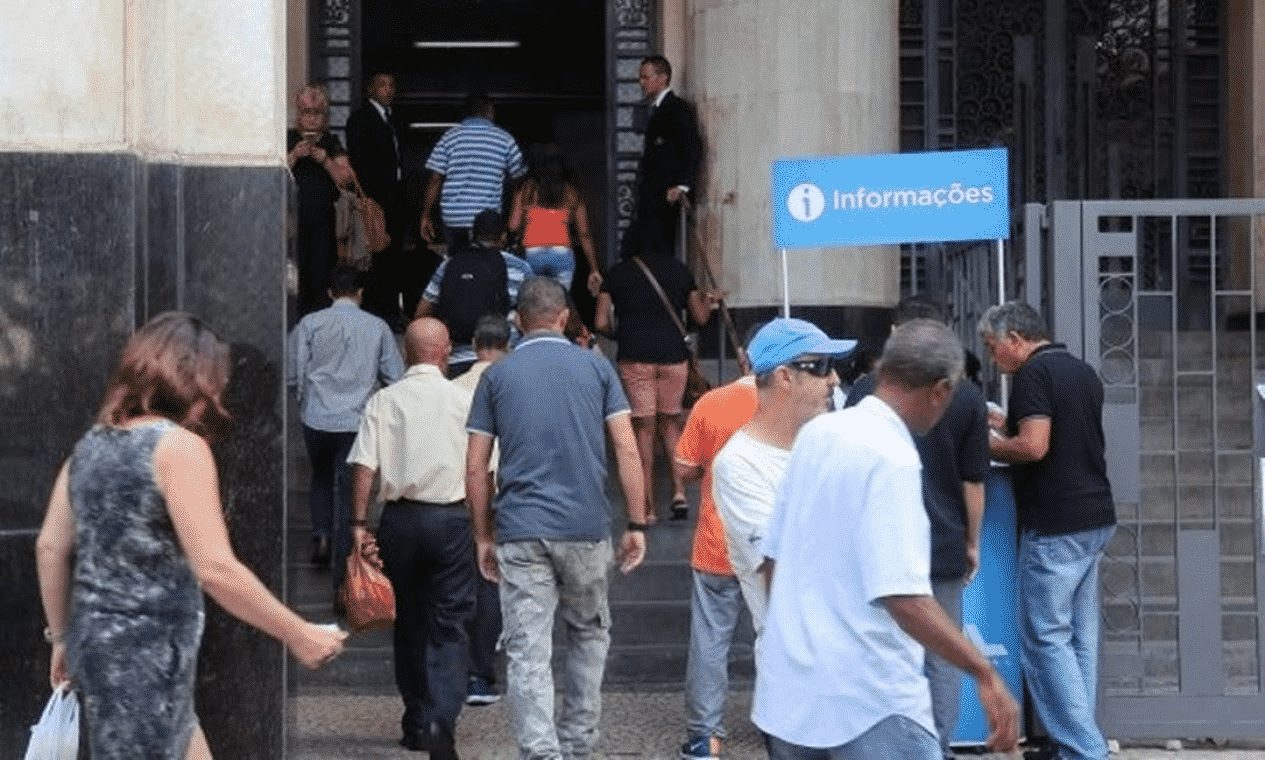 Saque do abono salarial PIS/Pasep de anos anteriores deve ser solicitado em março presencialmente