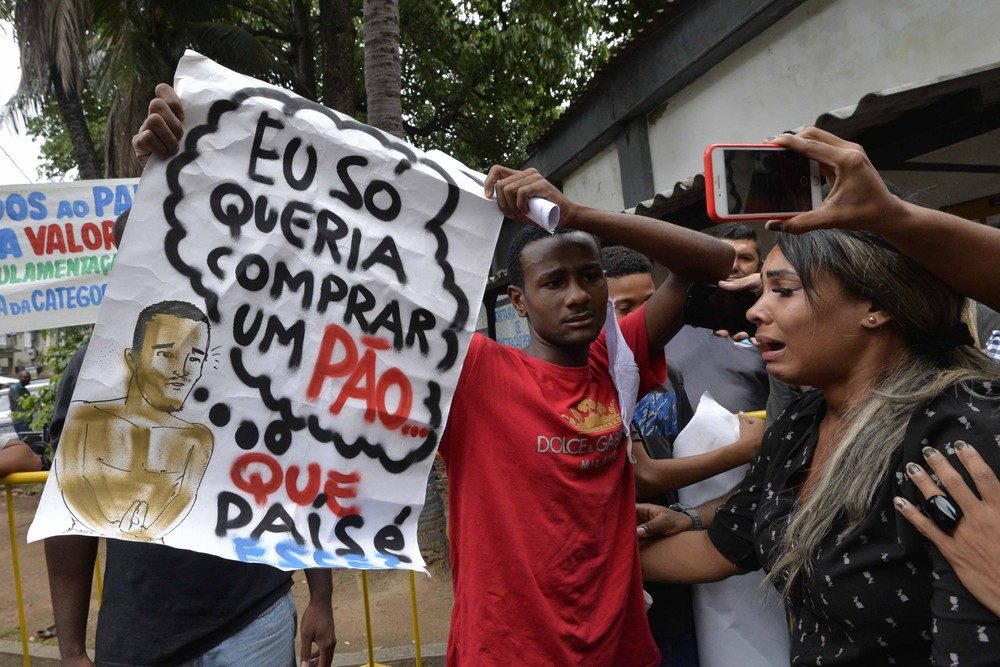 RJ: homem foi preso por engano por comprar pão e ainda é obrigado a cumprir medida