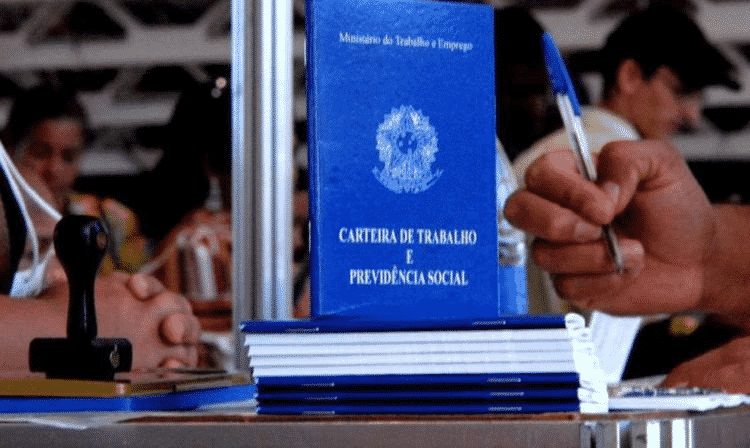 Pedidos de seguro-desemprego em 2021 têm menor número desde 2006