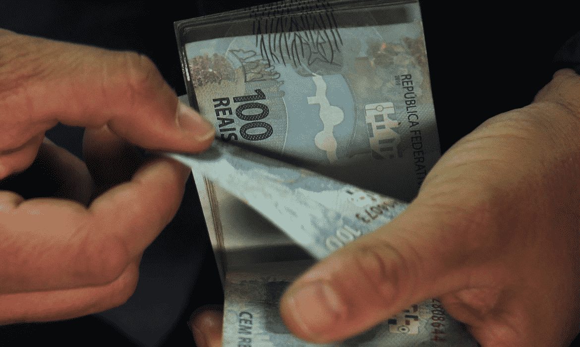 Trabalhadores podem sacar até R$ 1210 no FGTS, saiba datas