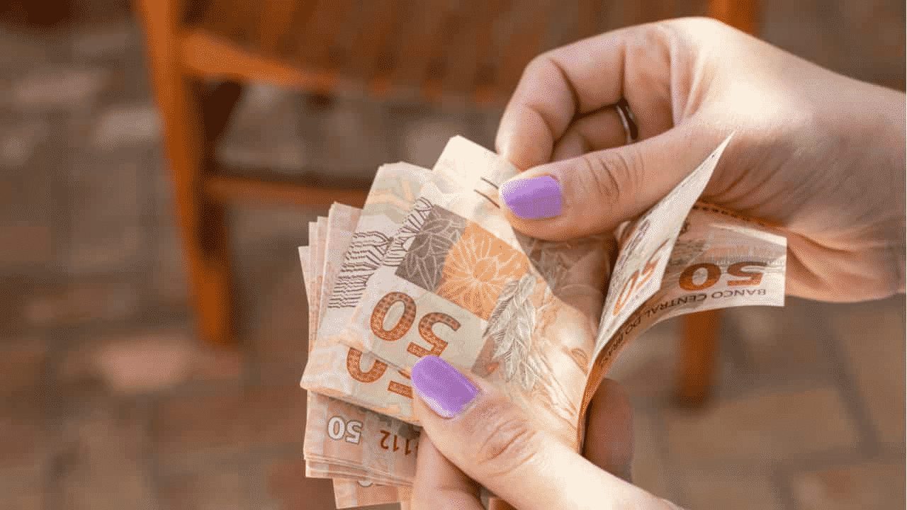 O patrão é obrigado a adiantar o salário do funcionário?