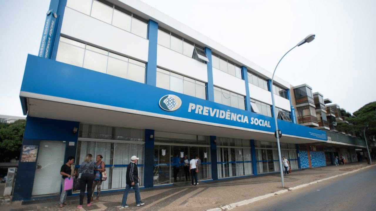 Como fica a contribuição da aposentadoria para quem recebe mais que o teto do INSS?