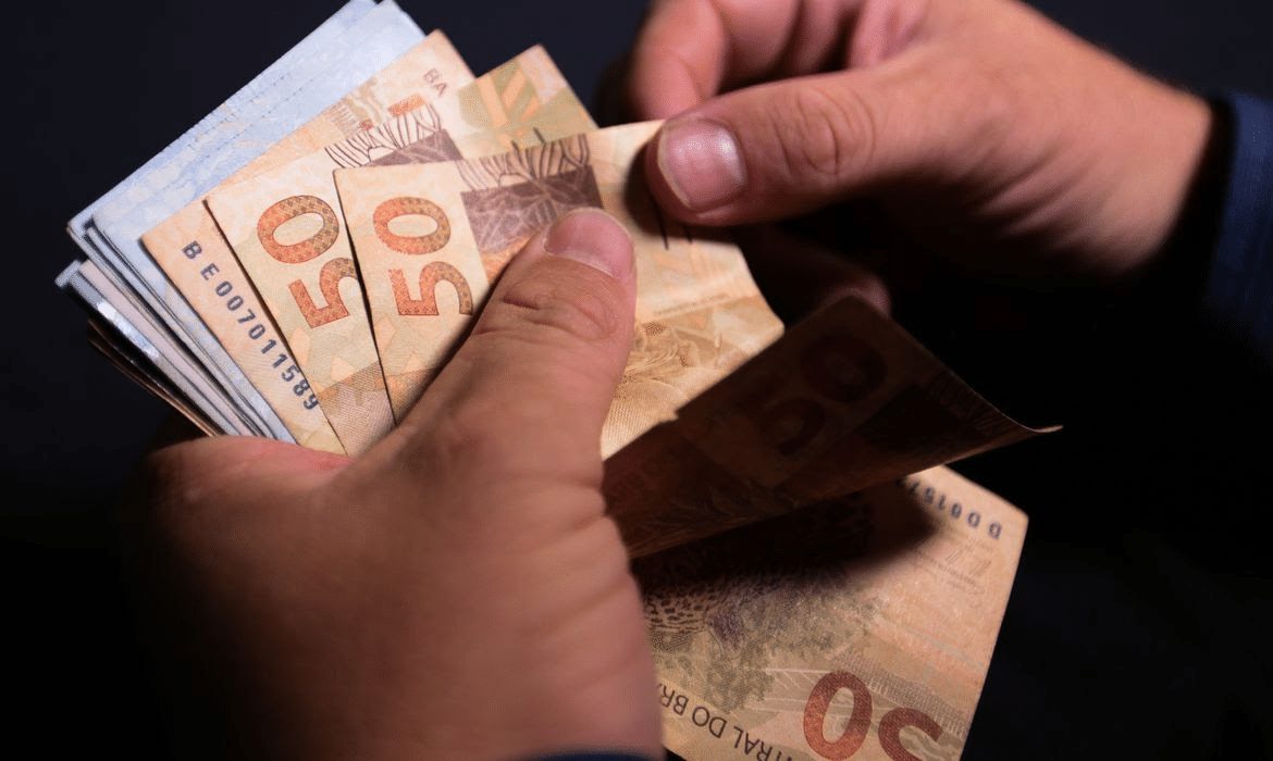 Próximo dia 25 tem liberação da segunda parcela do 13°. Veja as datas