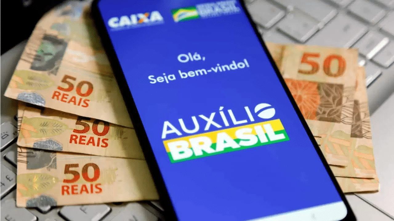 Por conta da inflação, Auxílio Brasil já deveria ser de R$ 417