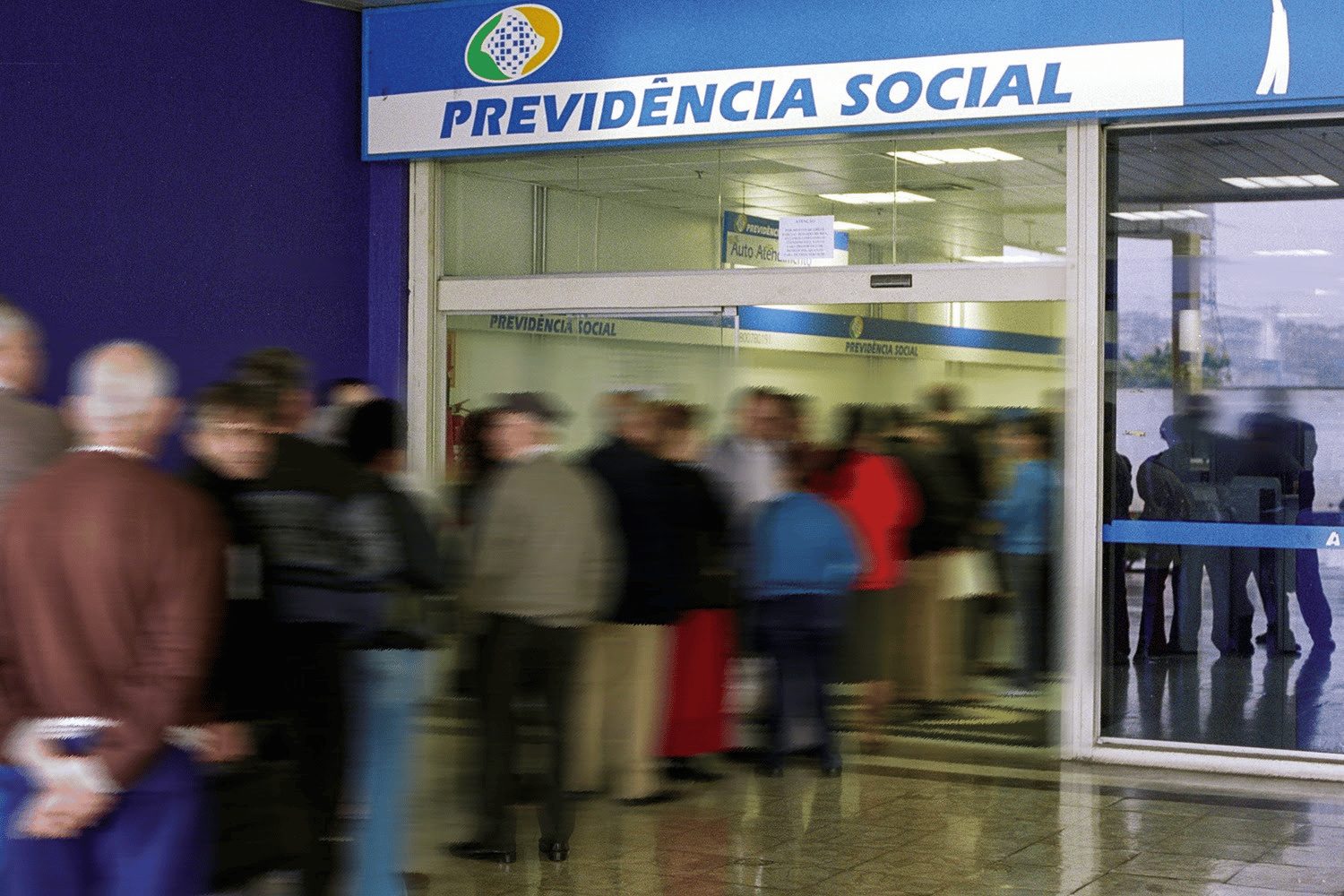 INSS: fila de espera por perícia é longa e governo suspende pagamento