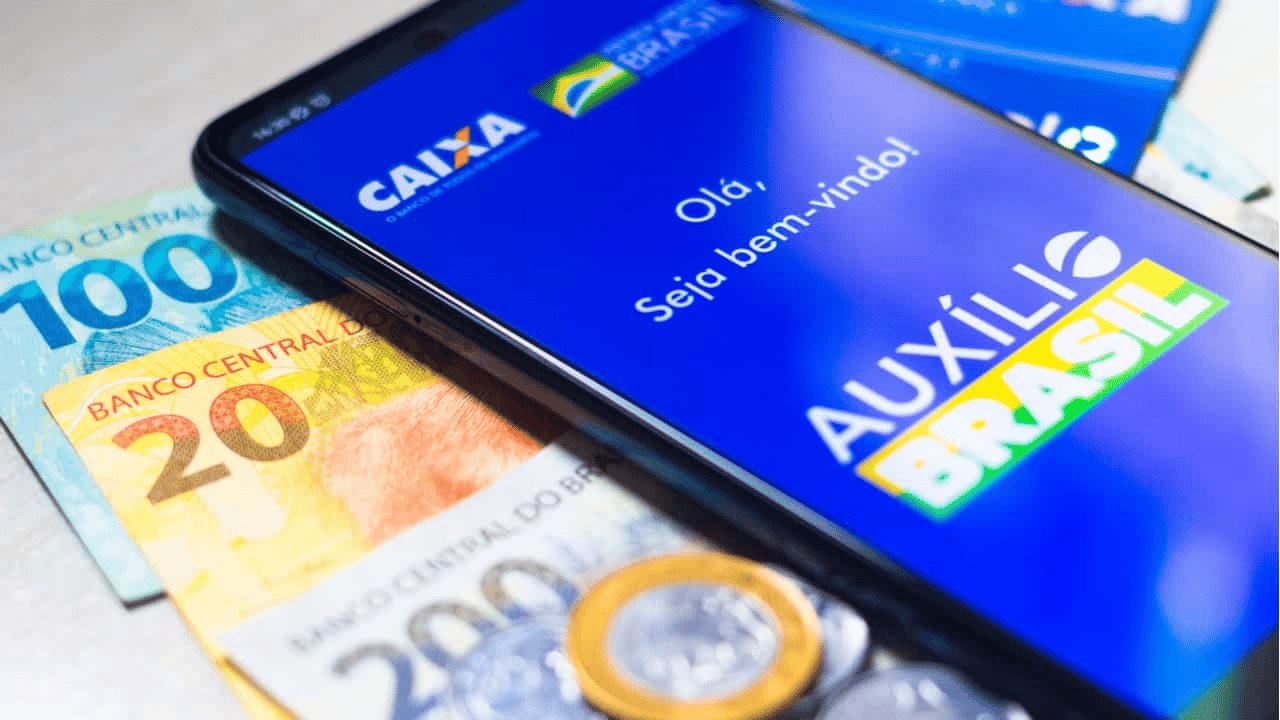 Demanda pelo Auxílio Brasil explode e fila se aproxima dos 3 milhões