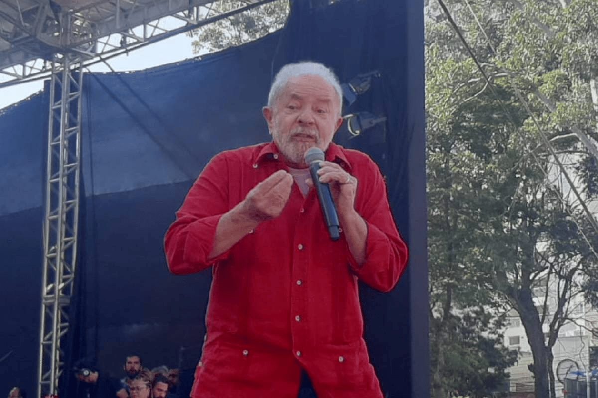 Lula diz que vai derrubar teto de gastos e aumentar salário mínimo