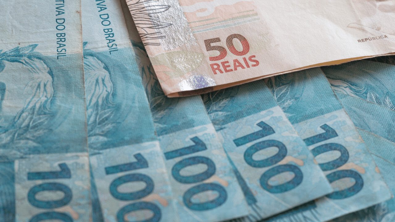 Usuários poderão receber mais de R$ 720 em auxílios em agosto
