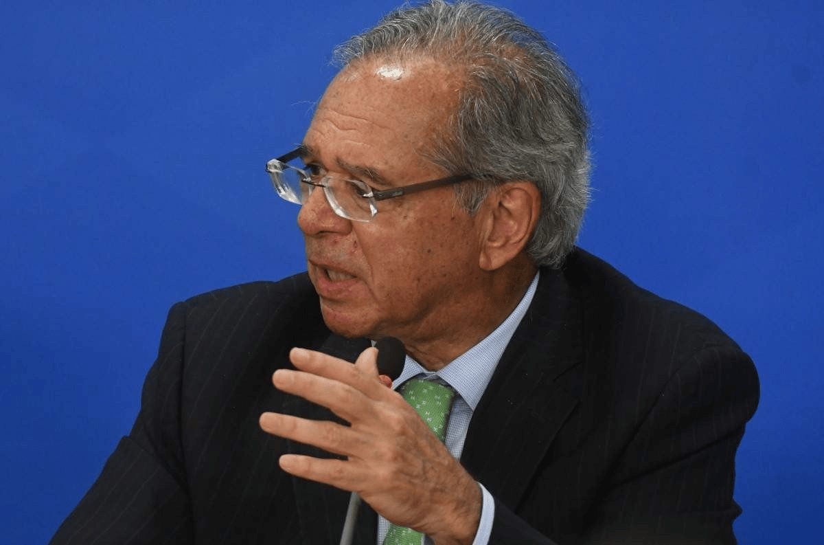 Paulo Guedes comemora aprovação da PEC que eleva benefícios