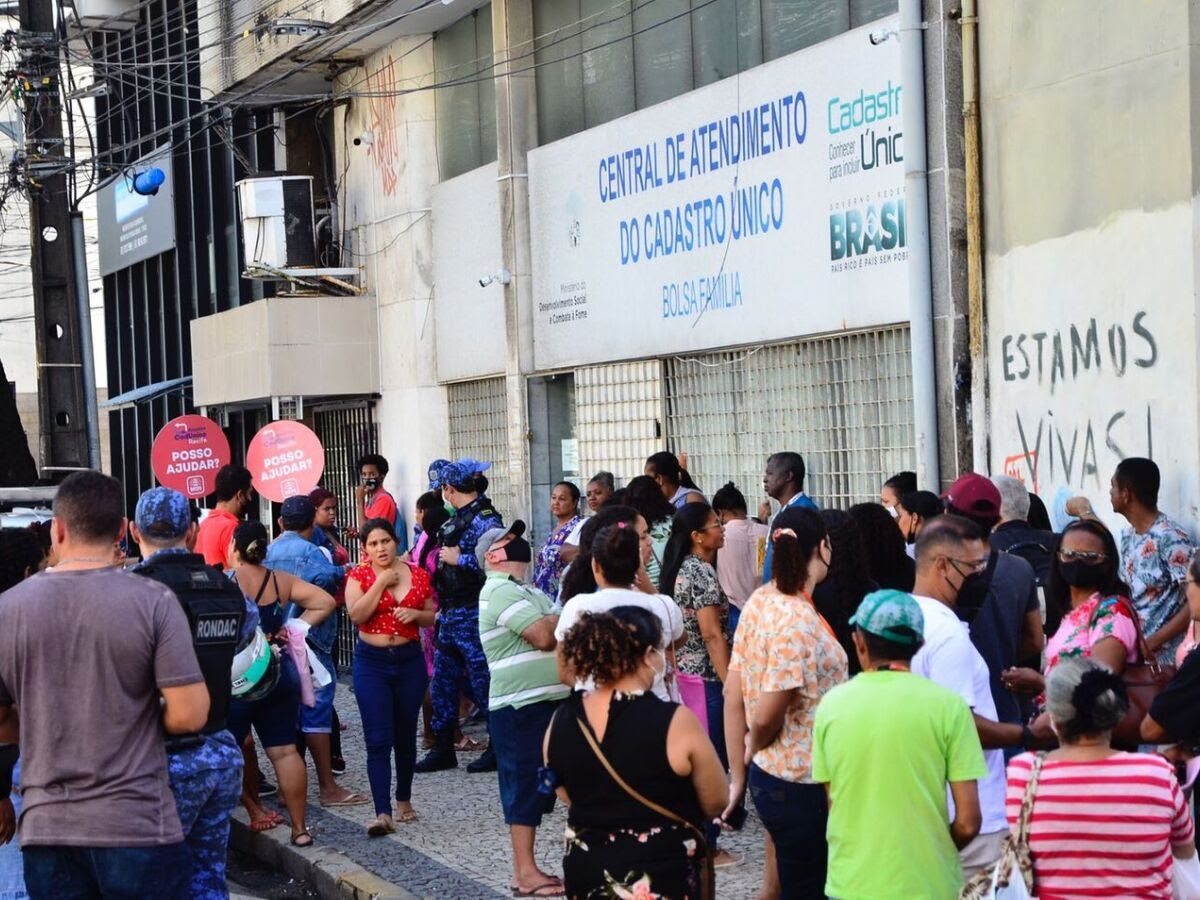 Auxílio Brasil: Filas voltam a se formar em postos do Cadúnico