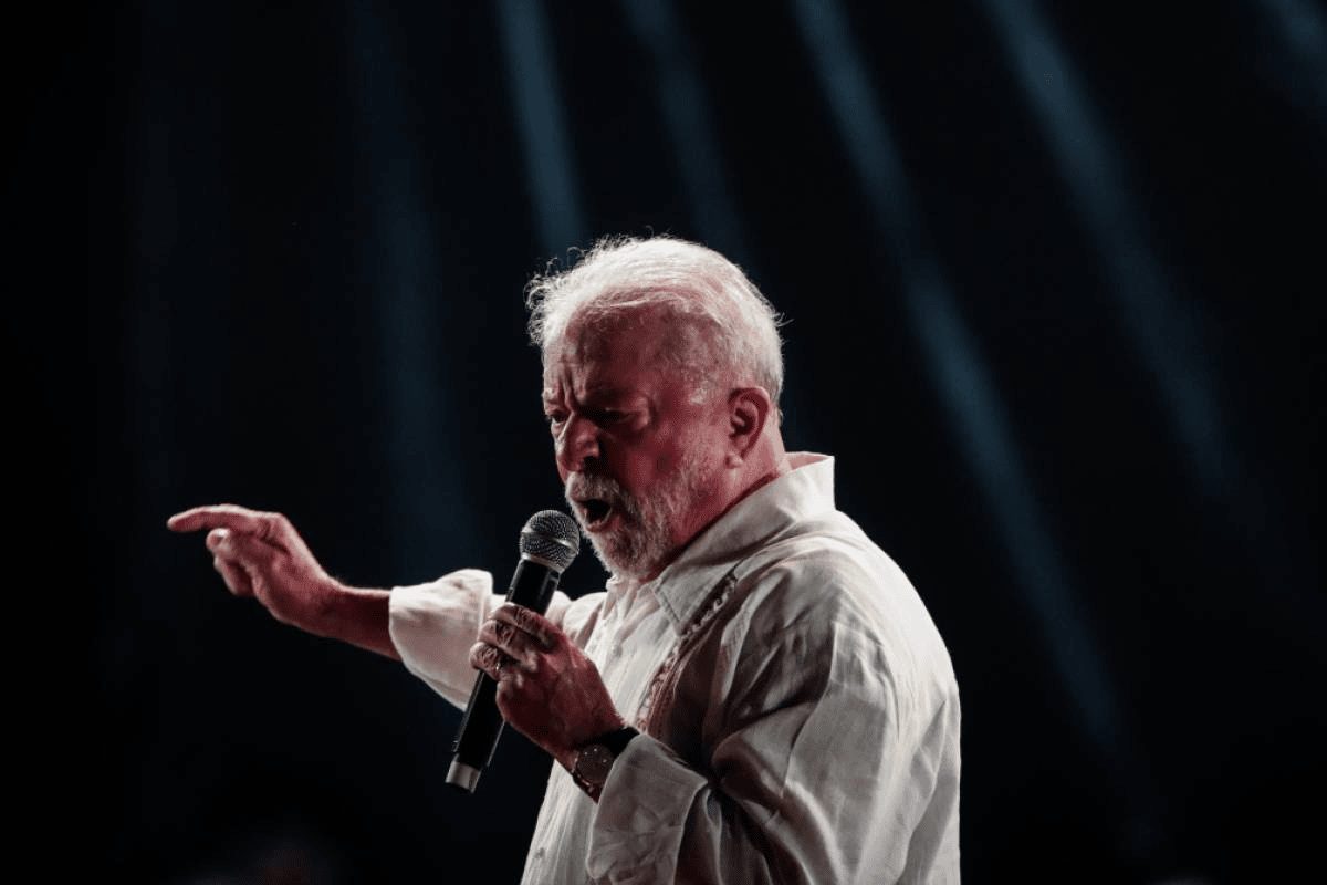 Auxílio Brasil: Lula aumenta vantagem para Bolsonaro entre usuários, diz pesquisa