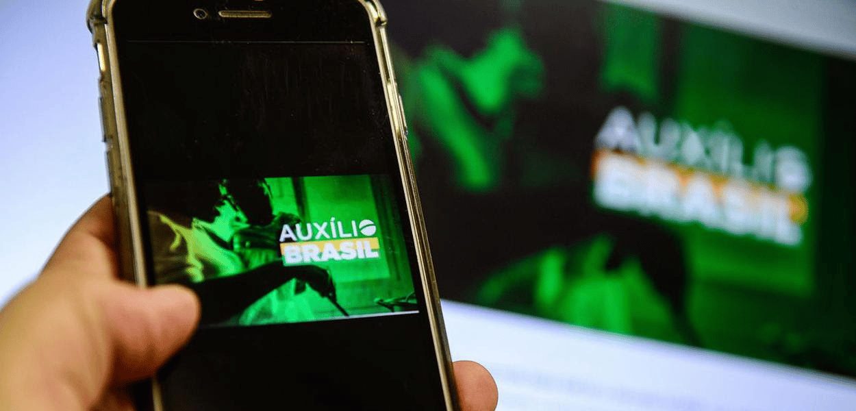 Auxílio Brasil: em média, 350 mil entram na fila de espera por mês