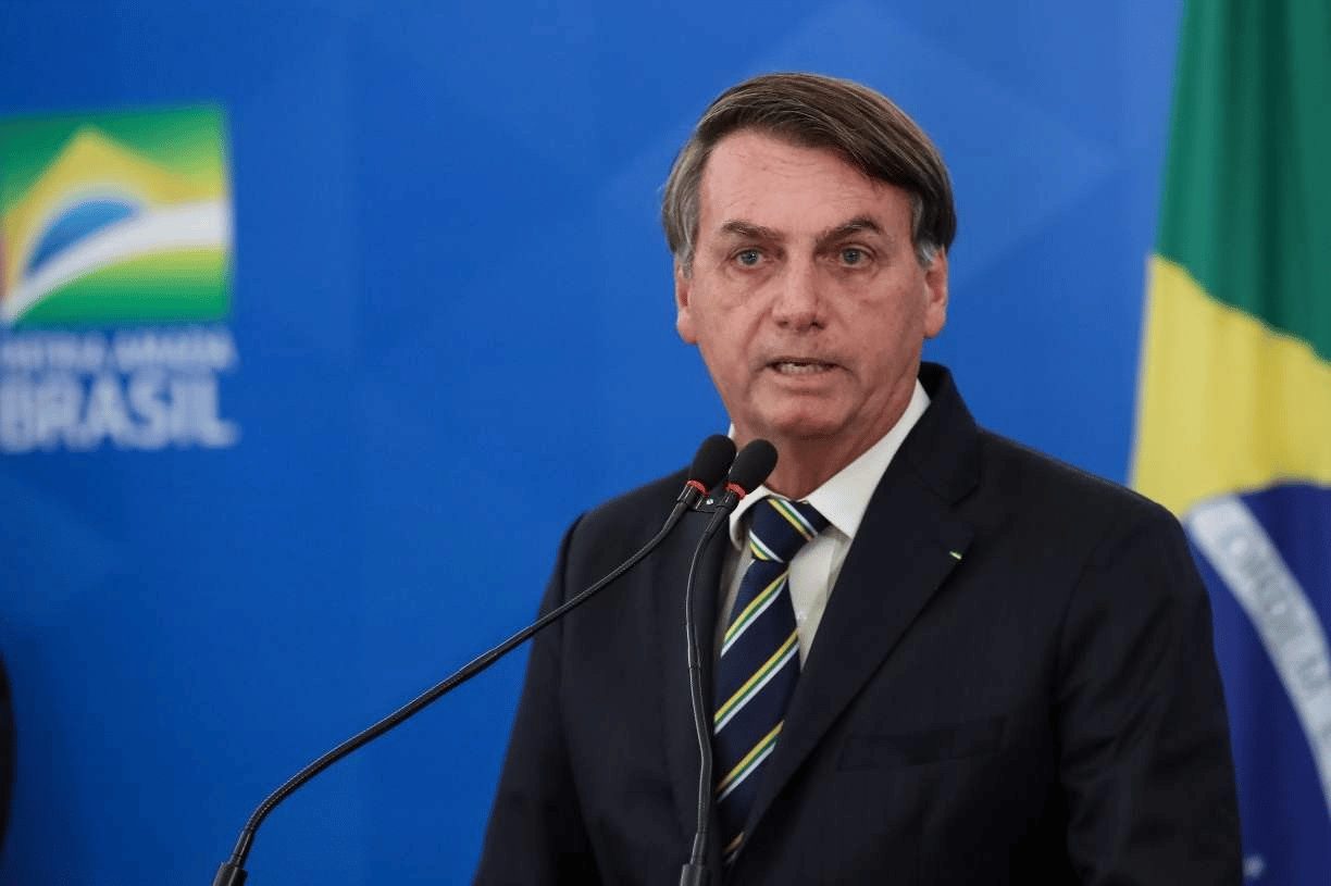 Bolsonaro veta  saque do vale-alimentação em dinheiro