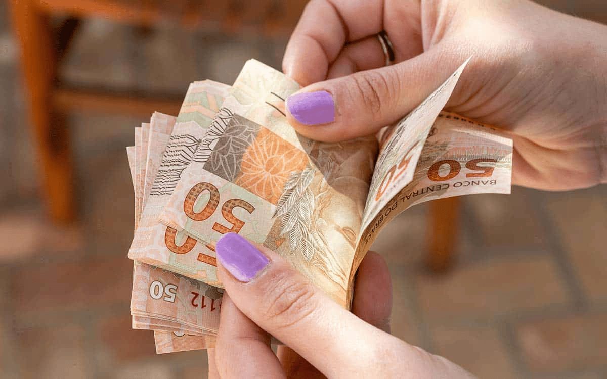 Auxílio Brasil de R$ 1,2 mil para mães solo volta ao debate