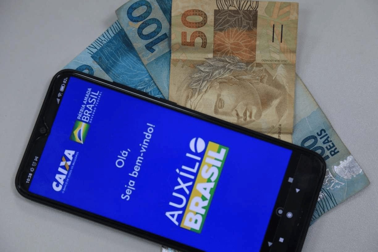 Auxílio Brasil: PT avalia vincular benefício à vacinação contra a Covid
