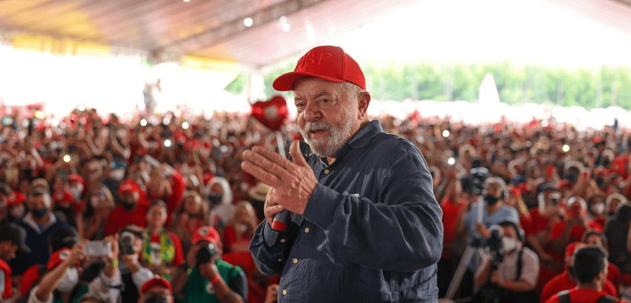 Auxílio Brasil vira tema de campanha entre Lula e Bolsonaro
