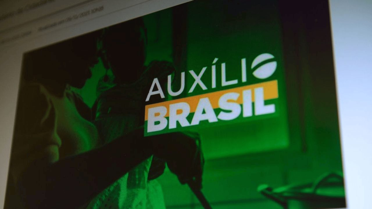 Auxílio Brasil: Ministro elogia entrega dos cartões: “modernização”