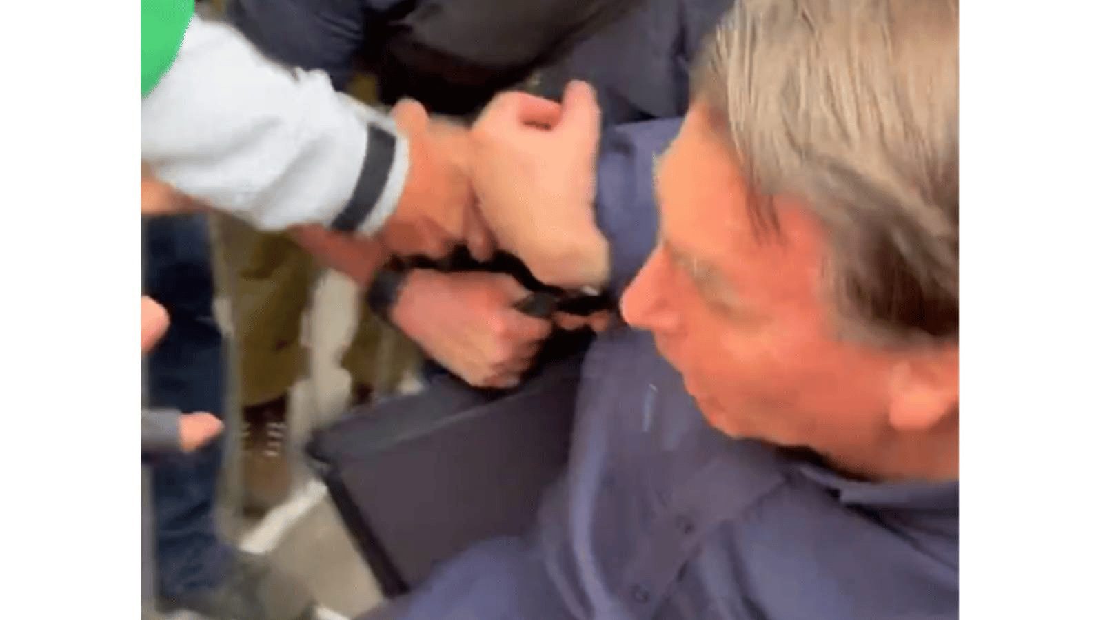 VÍDEO: Bolsonaro cai durante evento de campanha em Minas