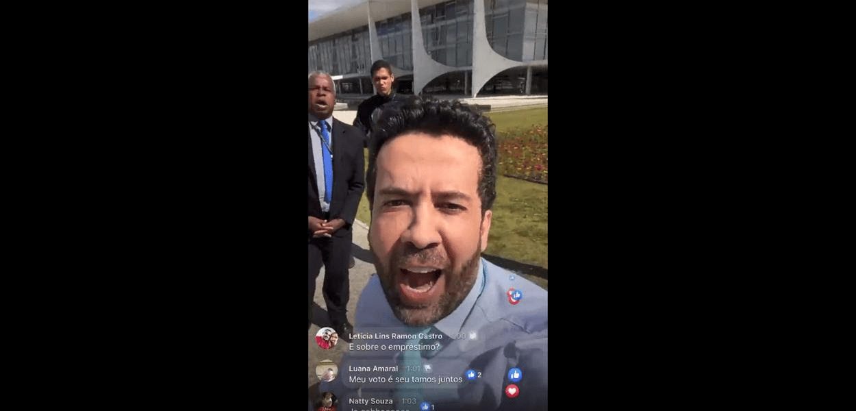 Vídeo: Janones cobra auxílio na frente do Palácio do Planalto