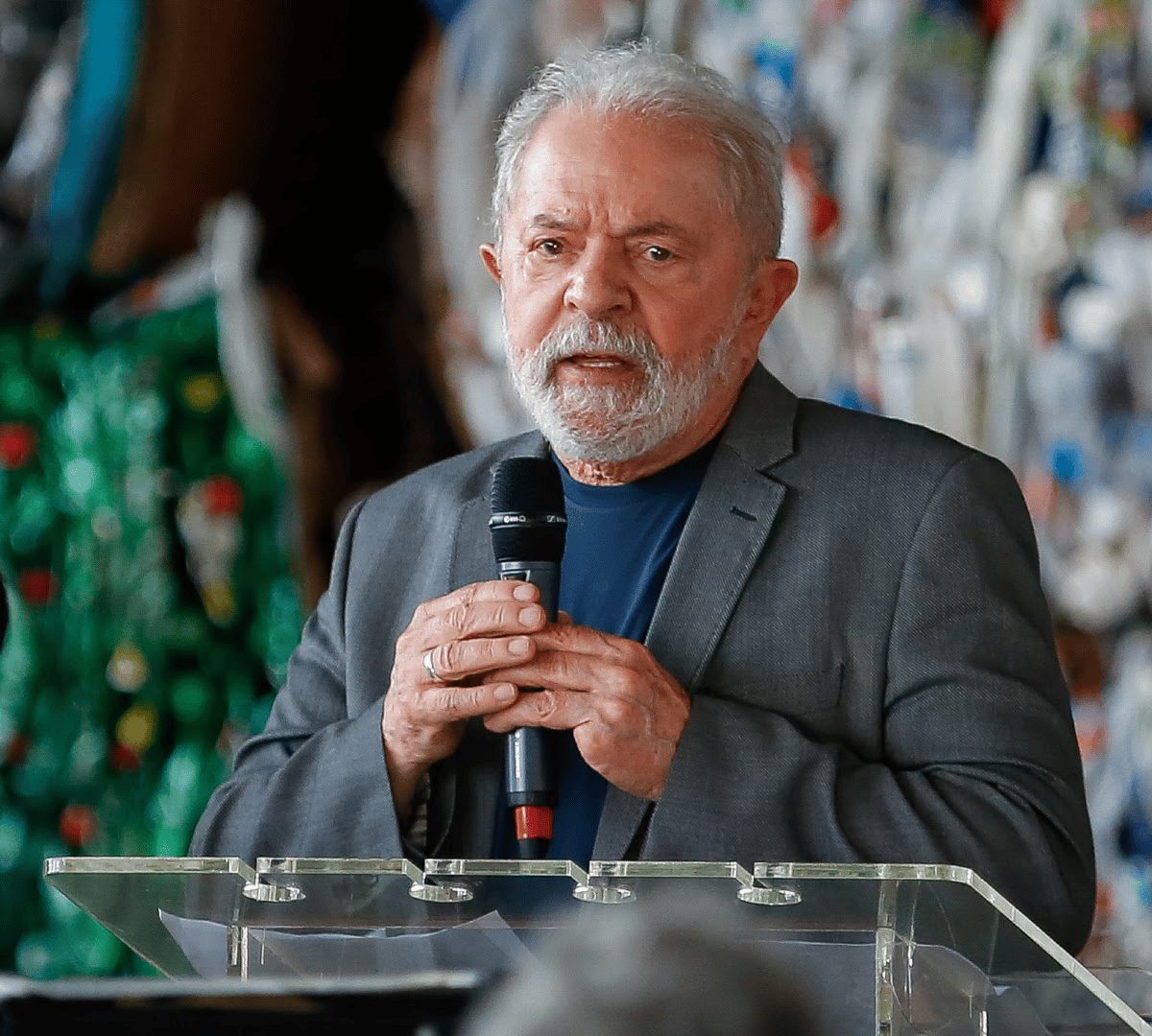 Lula sugere usar Auxílio Brasil para comprar sua biografia