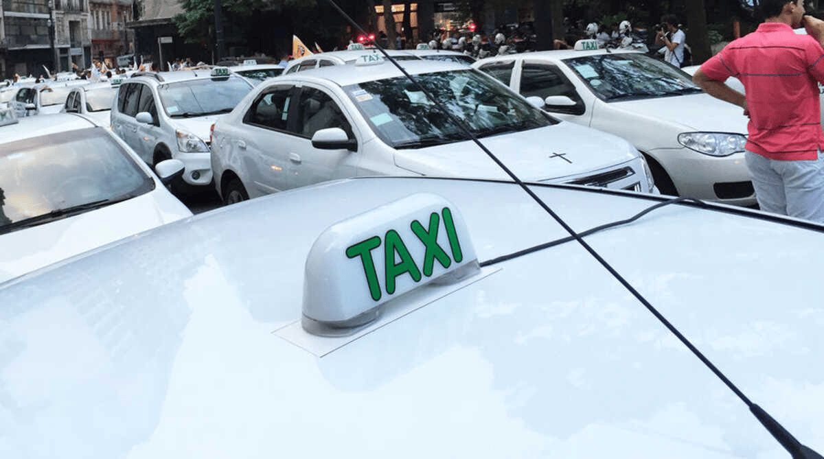 Auxílio-taxista: veja quem pode sacar R$ 2 mil nesta terça, 30