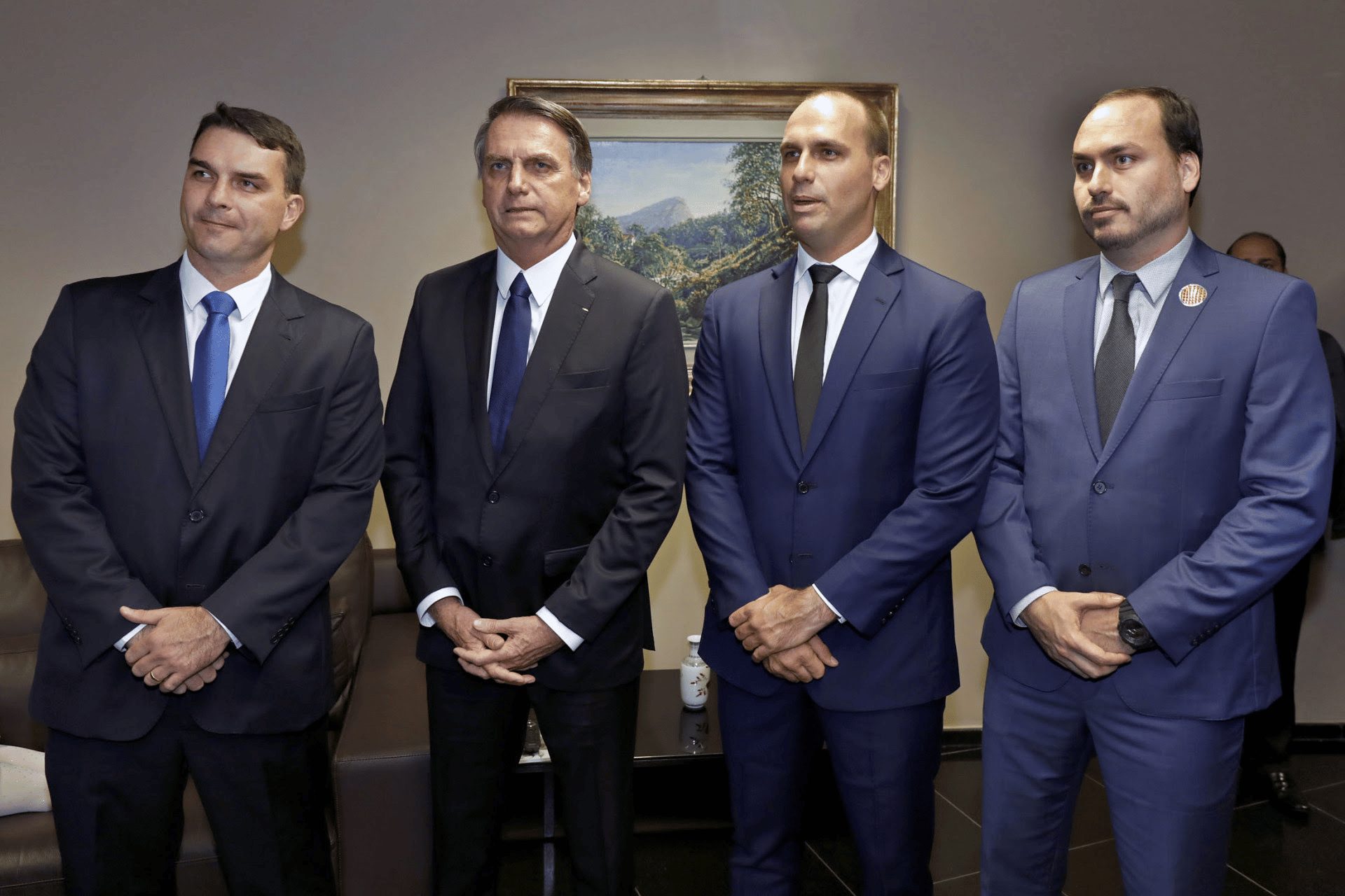 PT decide focar em compra de imóveis pela família Bolsonaro