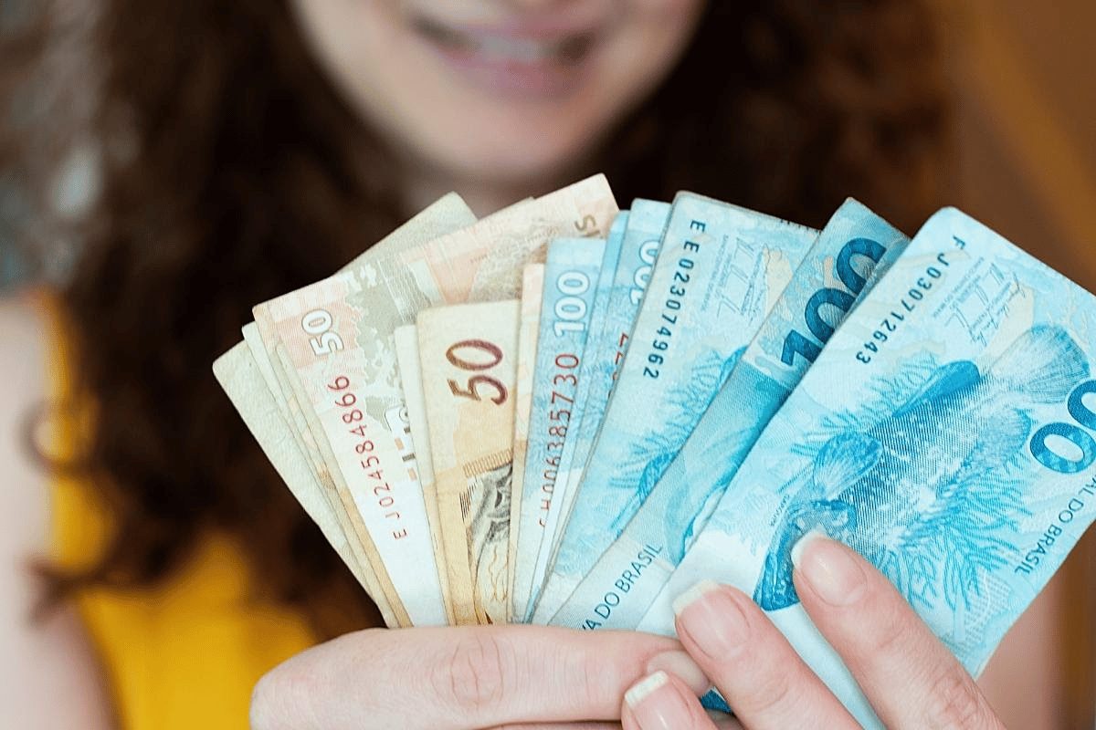 Governo libera HOJE lote extra do abono salarial. Quem tem direito?