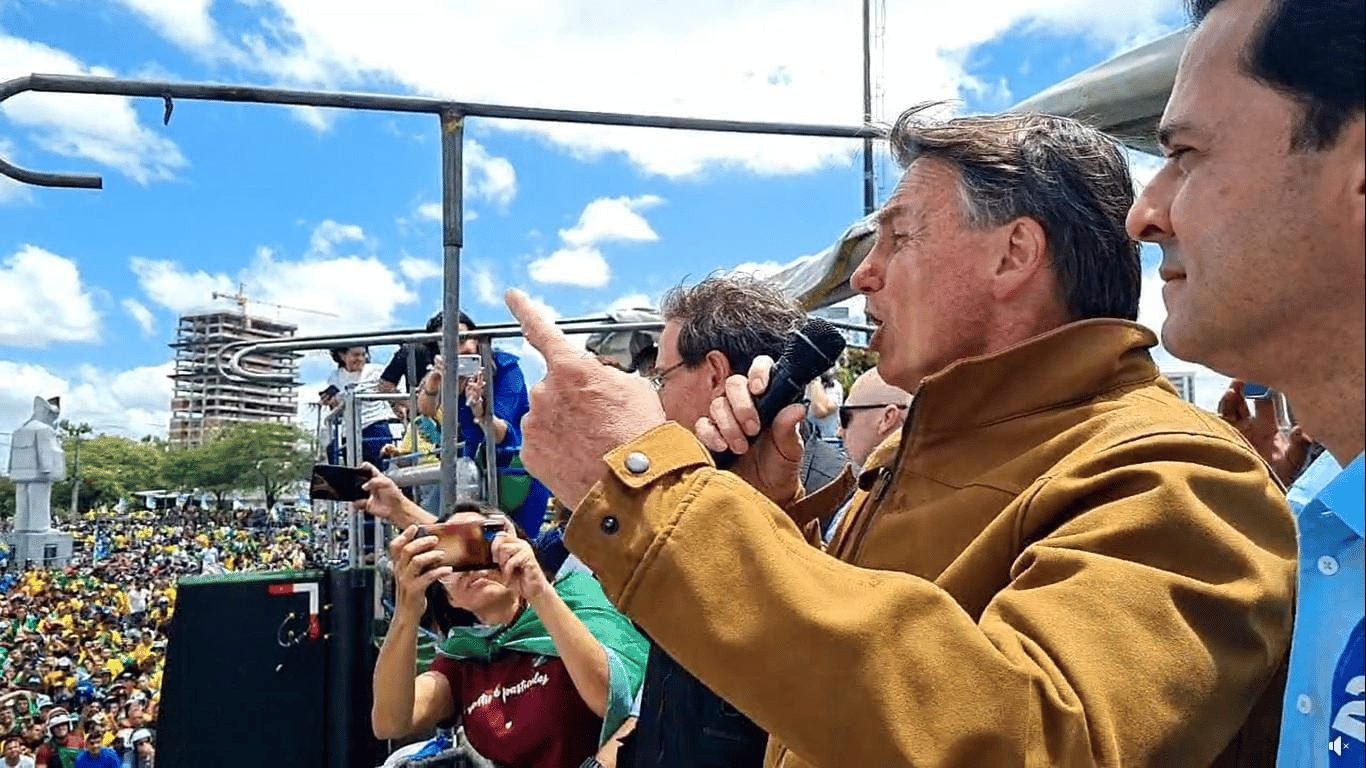 Em Pernambuco, Bolsonaro volta a prometer manutenção do valor do Auxílio