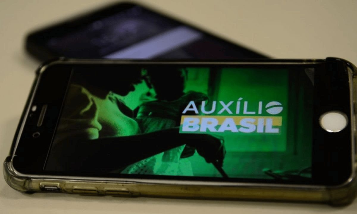 Auxílio Brasil: o que fazer para receber benefício em outubro?