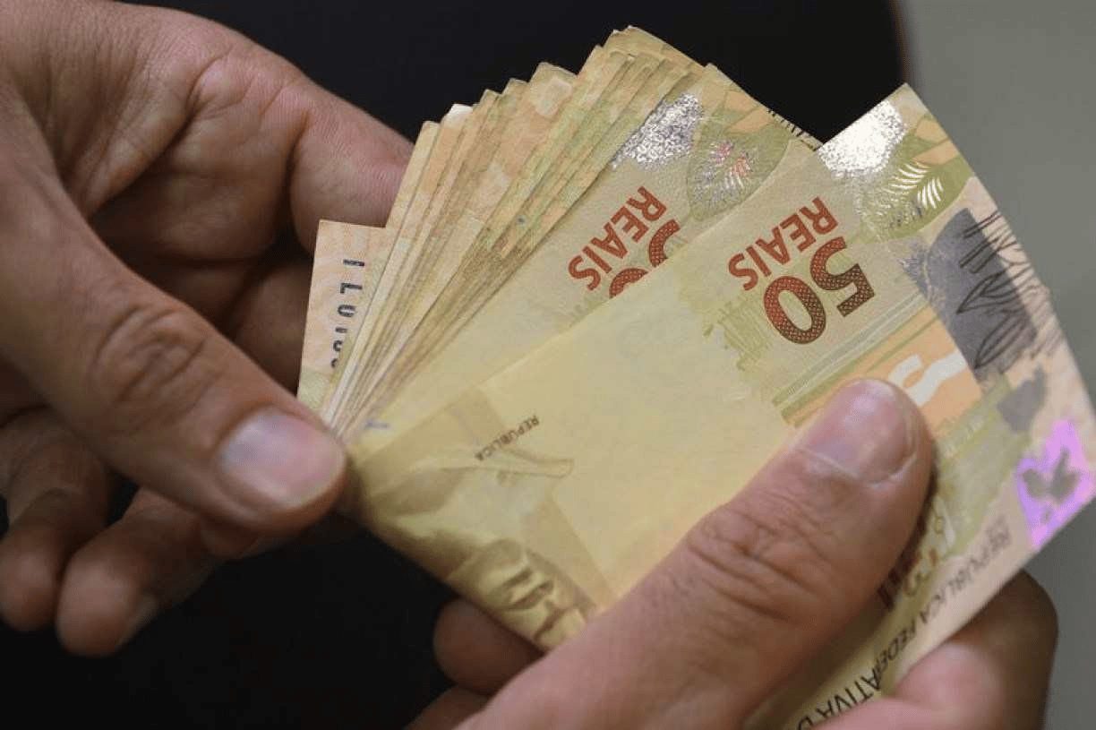 Auxílio de R$ 1,2 mil para mães solo volta ao radar