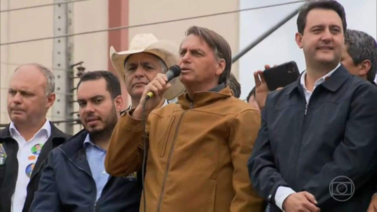 Temendo desgaste, Bolsonaro fala em aumento de salário na TV