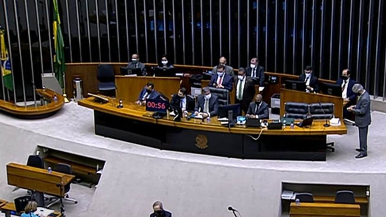 Auxílio de R$ 600: qual a diferença entre uma MP e uma PEC
