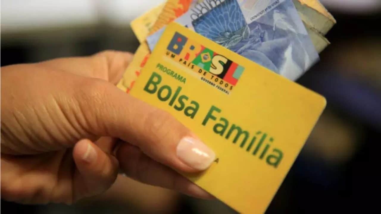 Bolsa Família pode sair do teto de gastos para sempre, diz relator