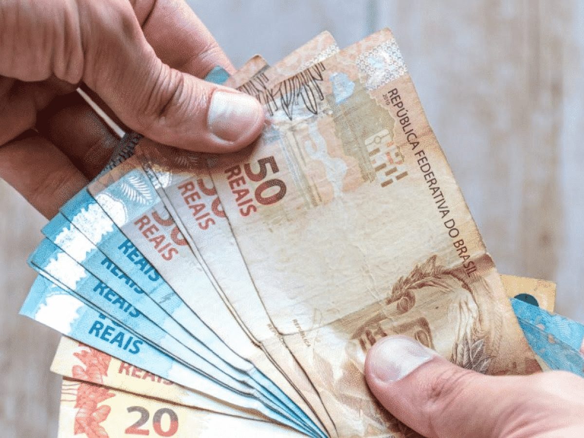 Bolsonaro assina MP reajustando salário mínimo para 2023 em R$ 1.302