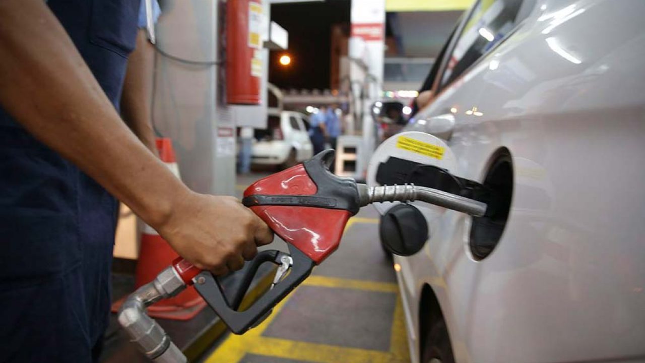 Gasolina e etanol voltam a ser tributados hoje e preços vão subir