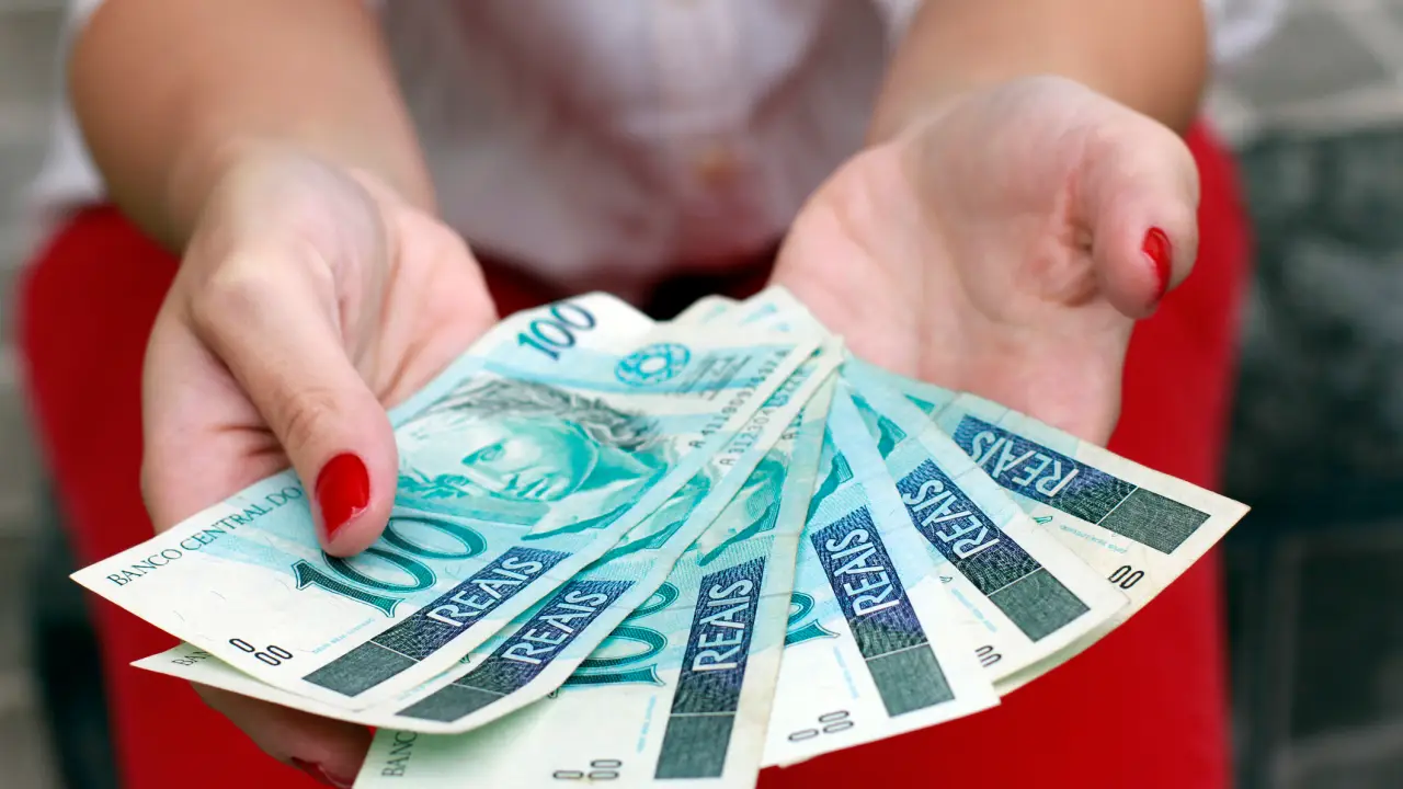 Pagamento da 1ª parcela do 13° precisa ocorrer em uma semana