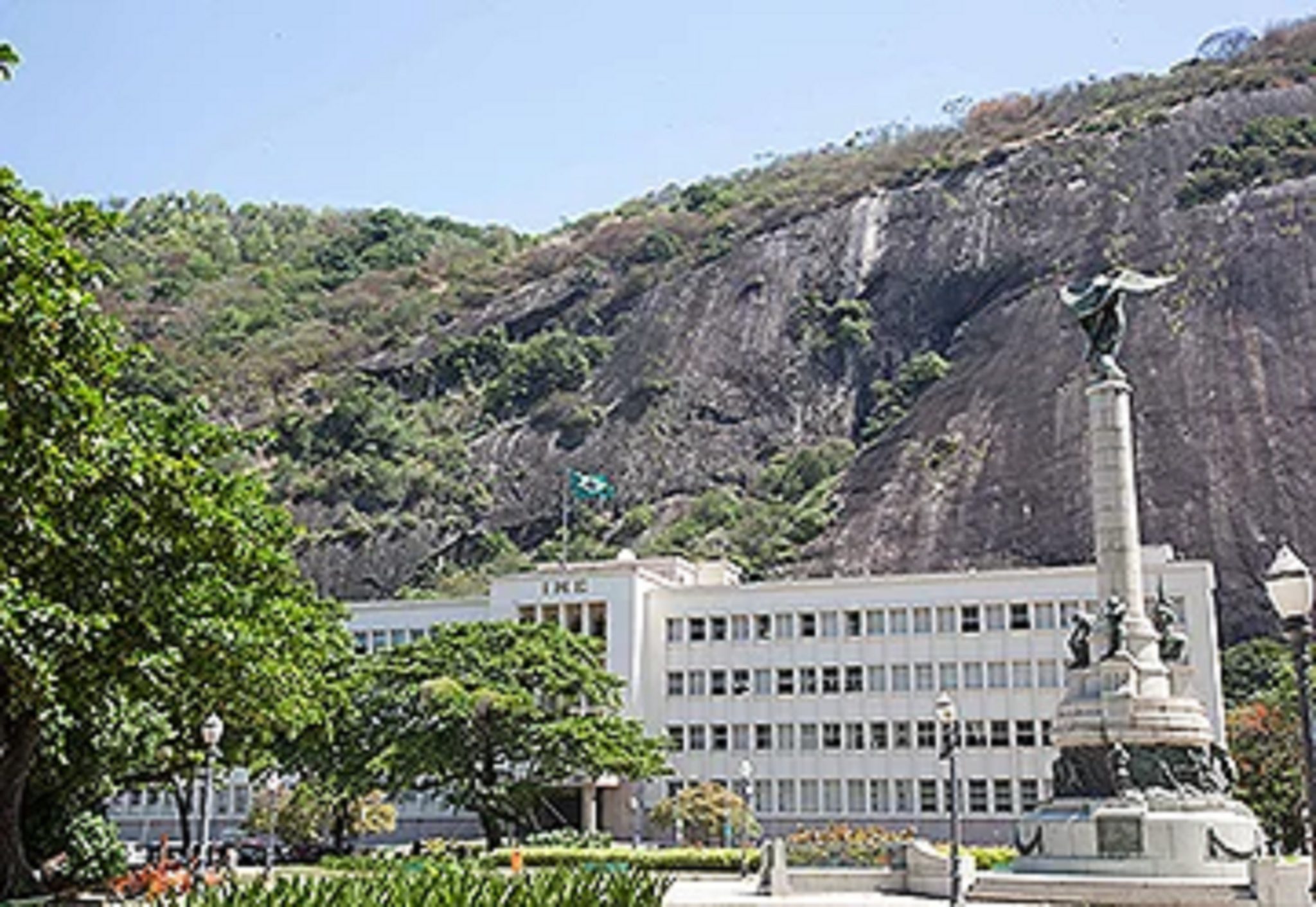 Instituto Militar de Engenharia publica três editais de concurso do IME