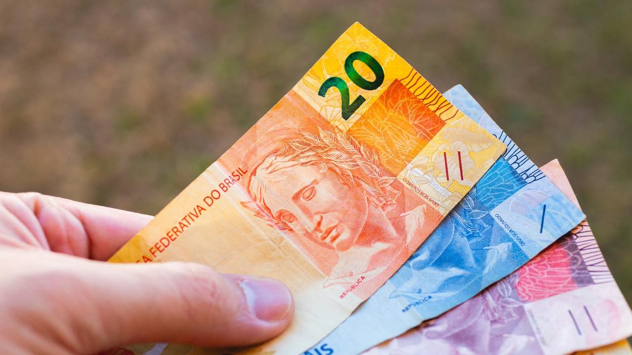 Salário mínimo tem valor pré-definido e pode chegar a R$ 1.502
