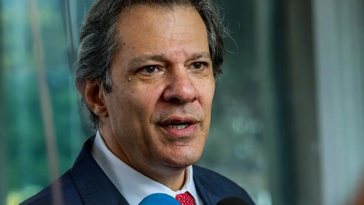 Haddad vai desvincular salário mínimo e previdência? Ministro responde