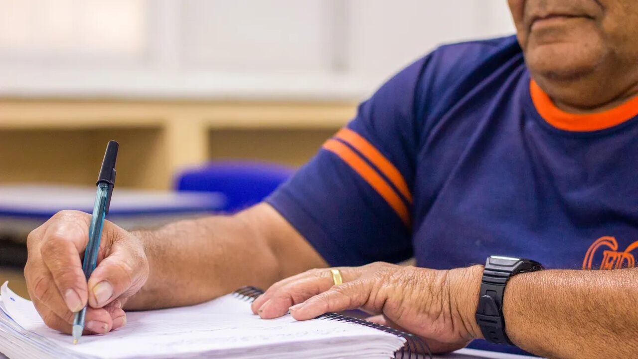 Usuários do Bolsa Família poderão ser obrigados a estudar; entenda