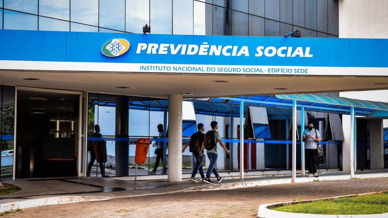Do vermelho polêmico à bomba no INSS: veja o que bombou nas redes sociais