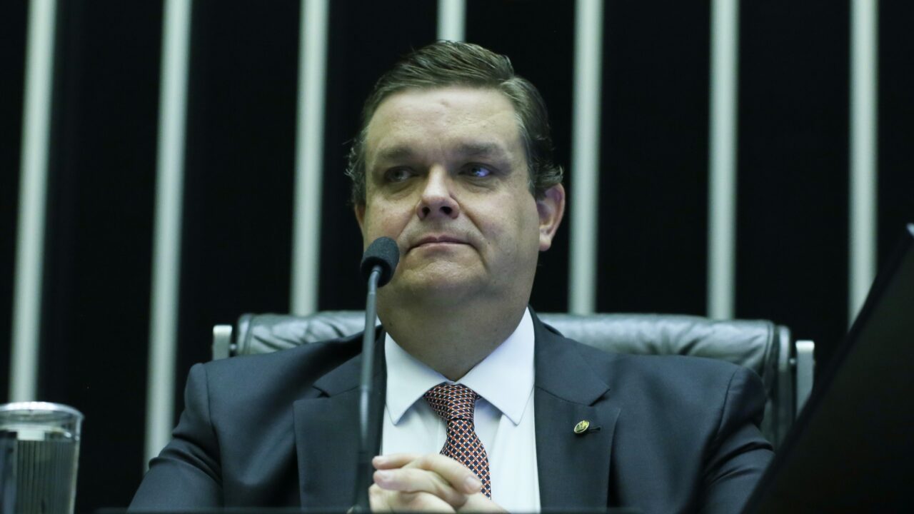 Ministro promete devolver dinheiro a aposentados e dispara contra cortes no INSS